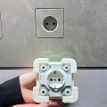 Ukryte gniazdko białe pojedyncze do ukrytej zabudowy pod płytkę